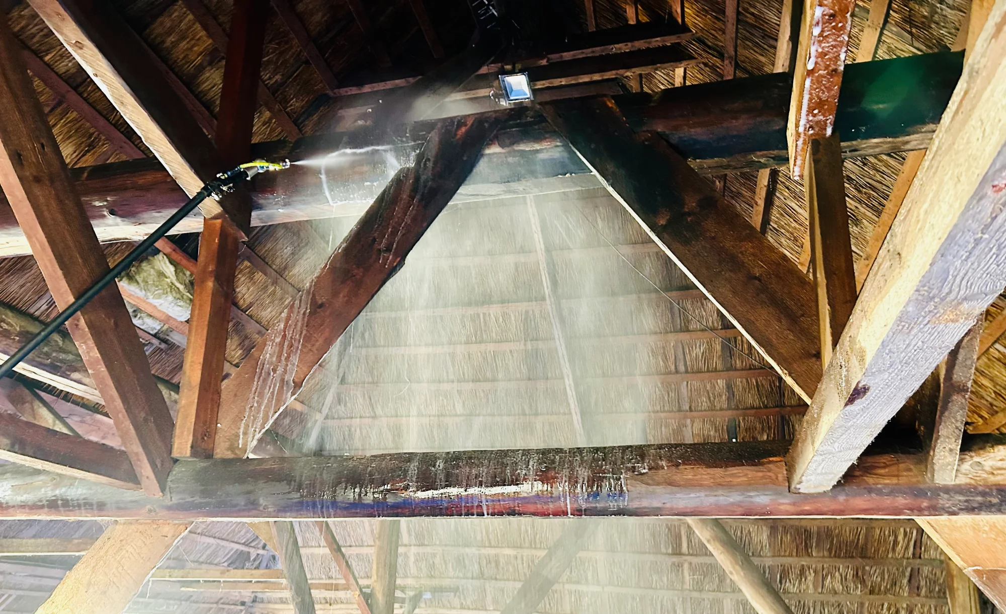 Monumentale houten balken in een stolpboerderij